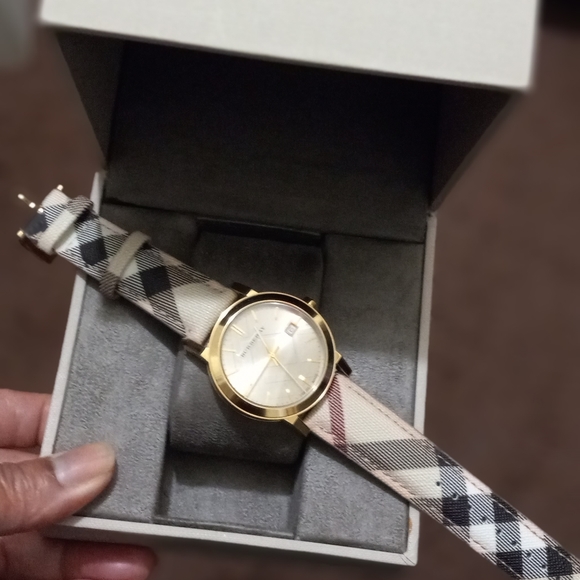 PRE-OWNED BURBERRY UNISEX 38MM CLASSIC CHECKED SWISS MADE QUARTZ WATCH BU9026 - Picture 9 of 11